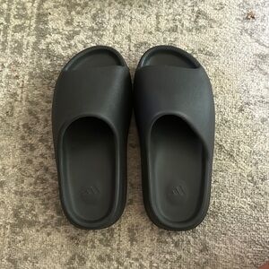 YEEZY SLIDES ONYX- SIZE US 8 (MENS)
